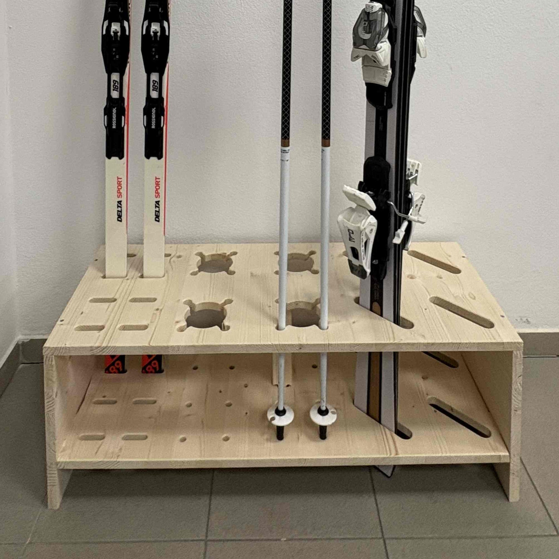 Supporto in legno combinato per sci alpini, da fondo e bastoncini - Naturale