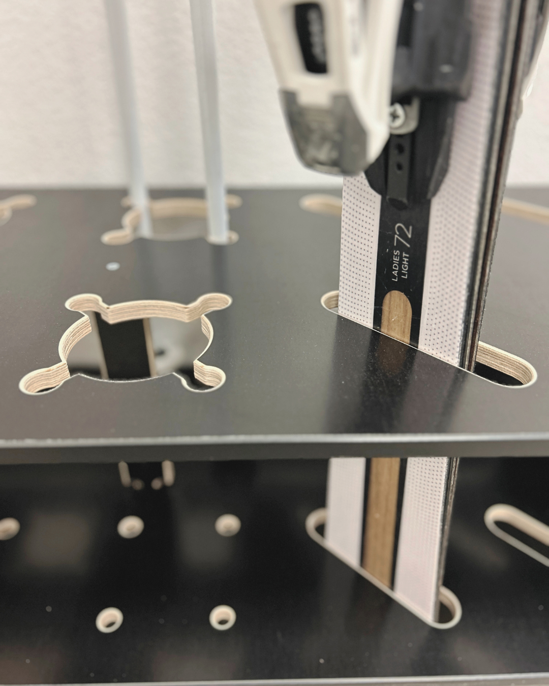 Supporto in legno combinato per sci alpini, da fondo e bastoncini