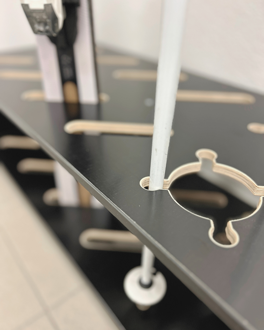 Supporto in legno combinato per sci e bastoncini