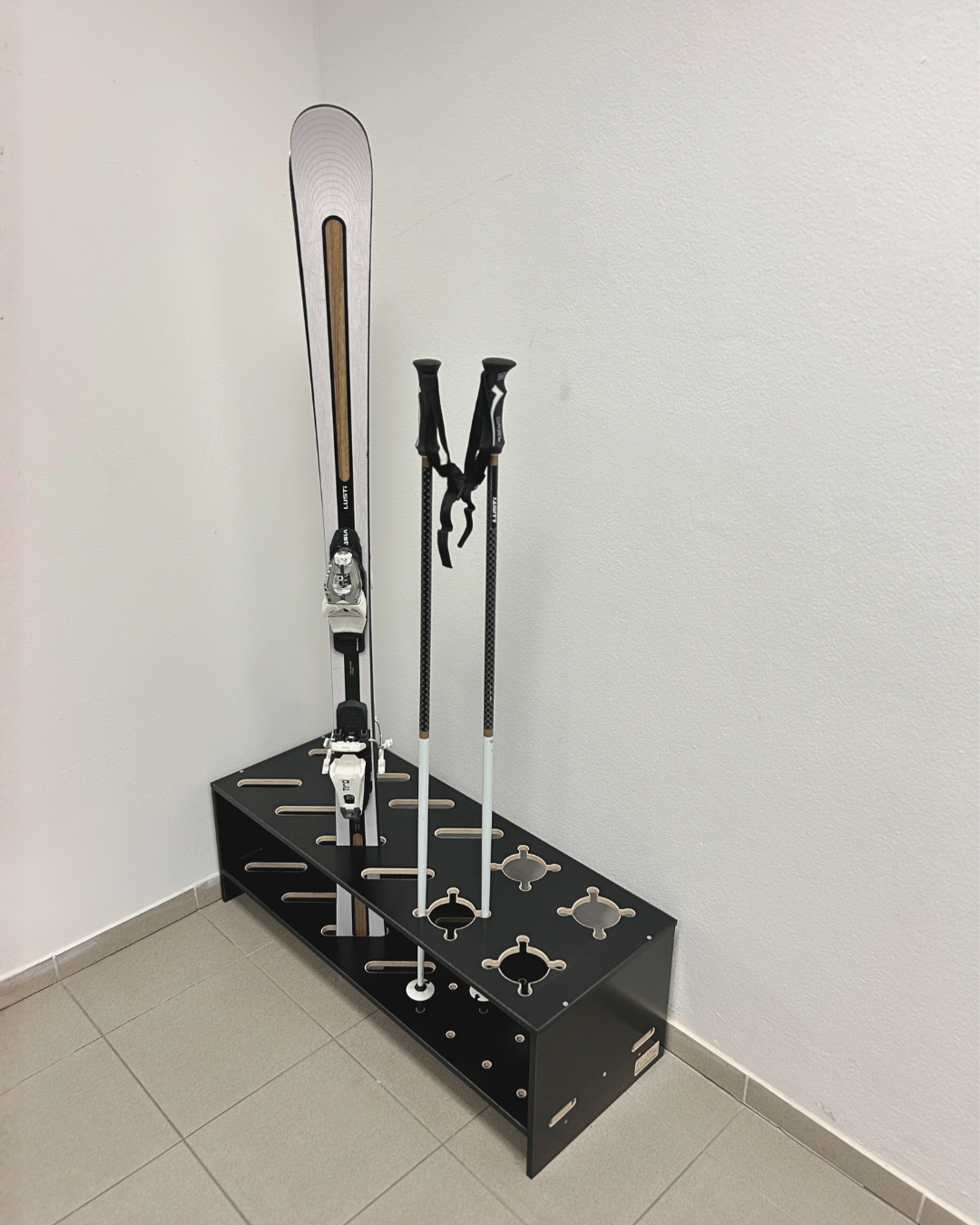 Supporto in legno combinato per sci e bastoncini