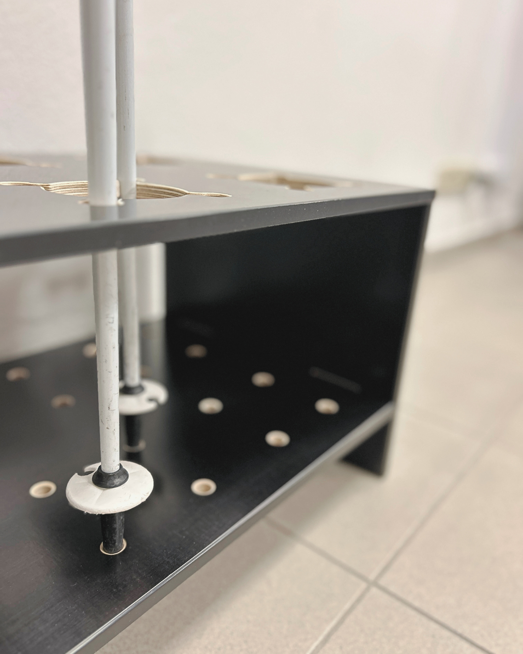 Supporto in legno combinato per sci e bastoncini