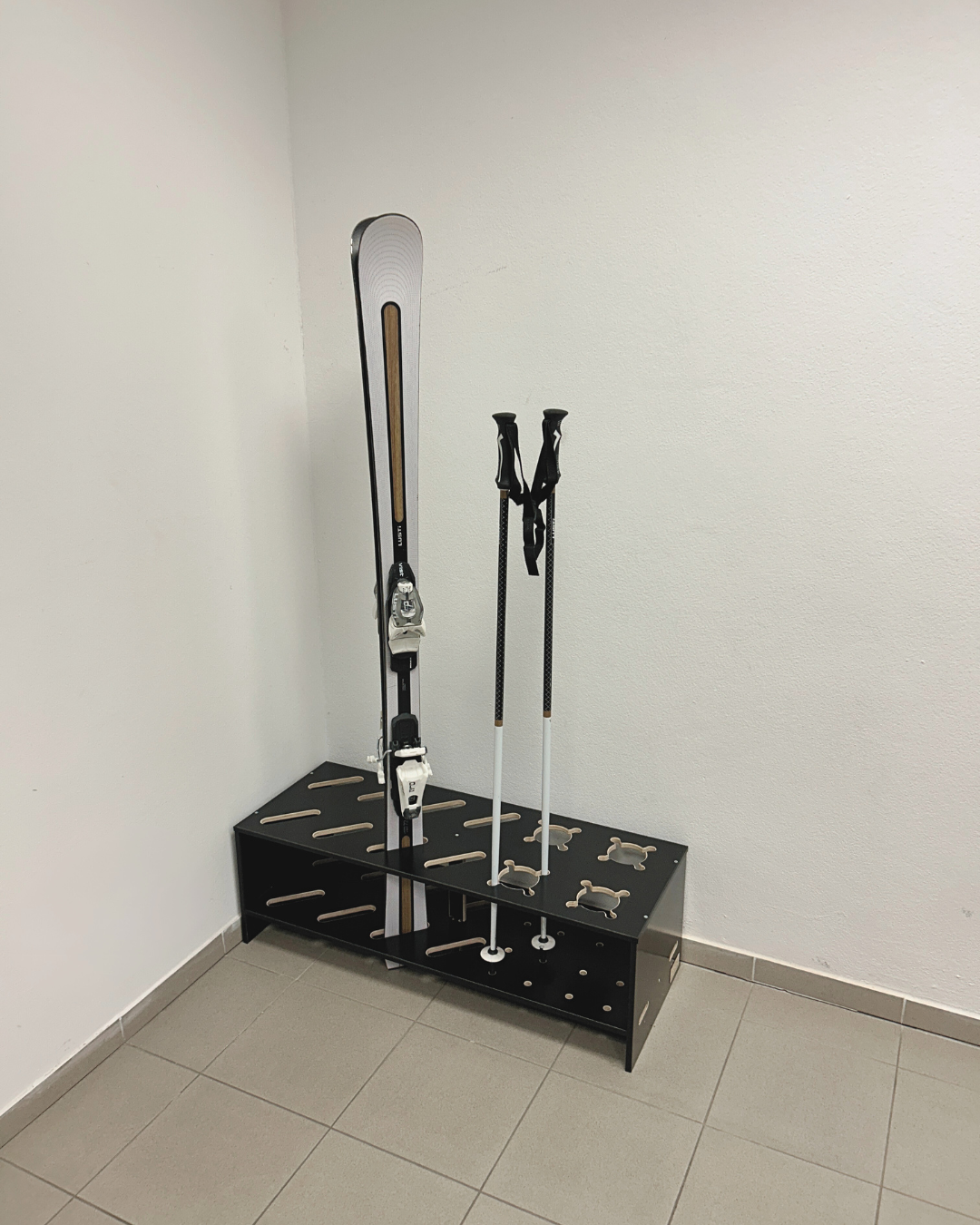 Supporto in legno combinato per sci e bastoncini