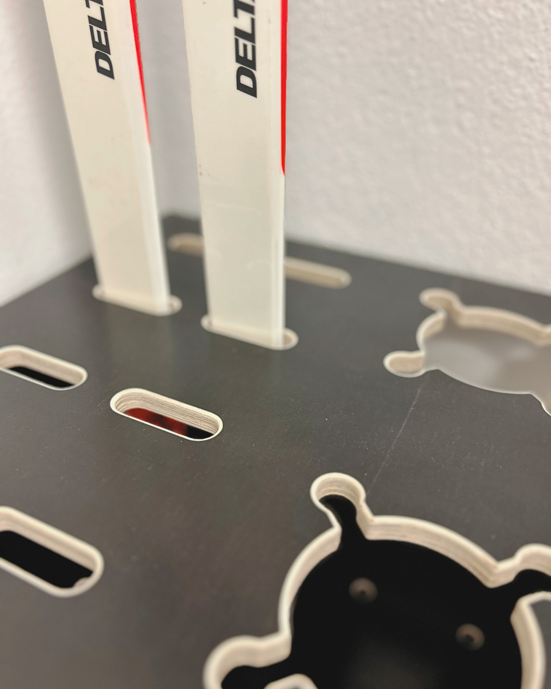 Supporto in legno combinato per sci alpini, da fondo e bastoncini