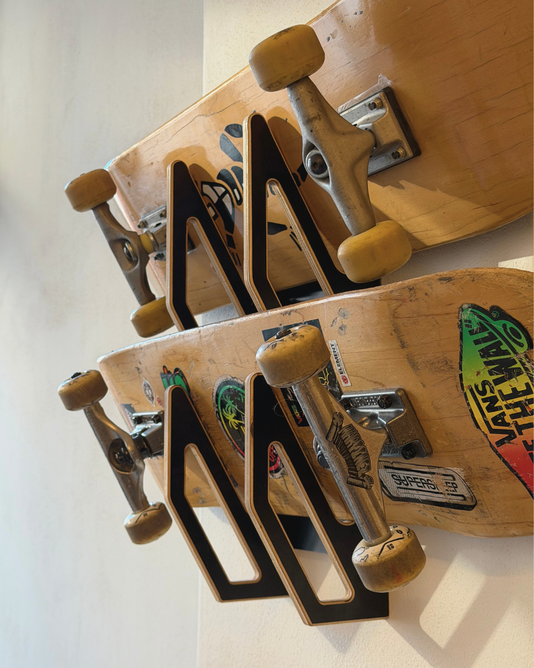 Supporto da parete nero per 2 skateboard
